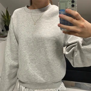 Grey sweatshirt from Ginatricot - A very good sweatshirt from gina, haven’t used much because not as long from the torso as i would want to. Im 168cm and the arms are just good.💗The original price of this was 30€😊