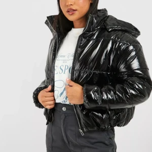 Svart glansig pufferjacka  - Helt ny aldrig använd 