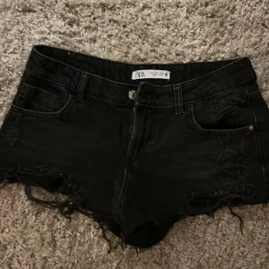 Svarta jeansshorts från Zara - Bilderna här är lånade av en annan men shortsen jag säljer är i stolek 32 och köpt för 300. Men det är samma shorts på bilden bara olika storlekar, kom privat för fler bilder och bud🥰