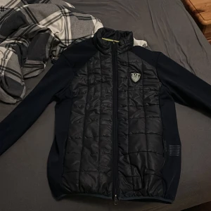 Svart quiltad jacka från EA7 - En oanvänd armani jacka