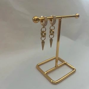 Örhängen  - Super snygg örhängen! Finns i guld men kan göra liknande i silver.  Köp för 109kr/st Eller 199kr/paret. Modell 129 Smyckes ställningen finns även att köpa för 299kr!