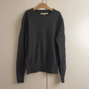 Grå tröja från Flash Woman - Säljer en stilren grå tröja från Flash Woman i storlek S. Den är perfekt för både höst och vinter med sin mjuka och varma känsla. Tröjan har långa ärmar och en klassisk rund halsringning. Passar perfekt till jeans eller kjol för en avslappnad look.