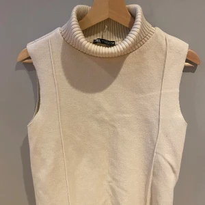 Beige ärmlös polotröja Zara - Skitsnygg stickad tröja från zara med polo. Tröjan är i mycket bra skick💞💘💖💗💕xs/s