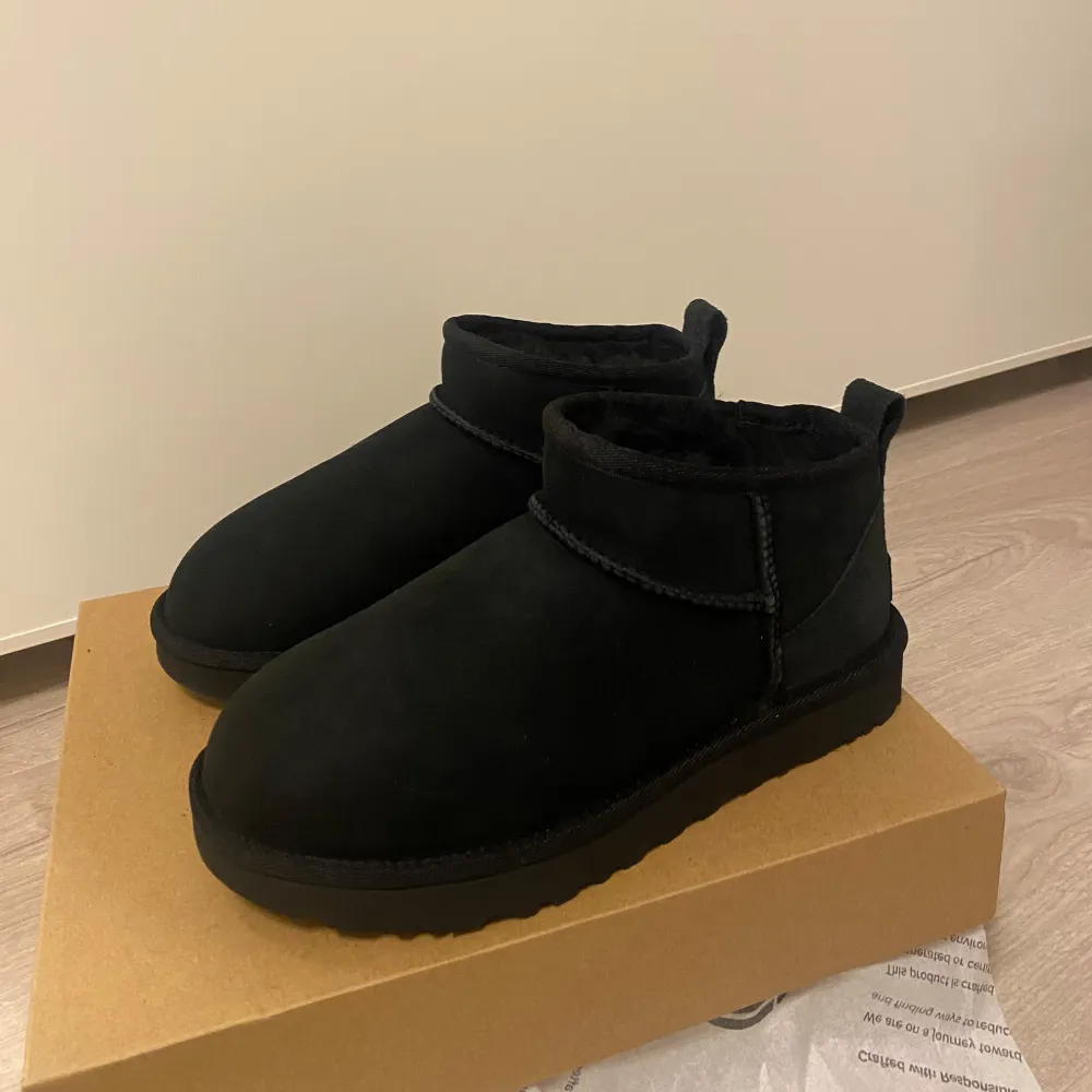 Helt nya oanvända ultra mini Uggs i svarta. Jättesnygga och sköna, säljer för jag beställde två färger och inte hann returnera i tid. Köpt för 2100kr. Skor.