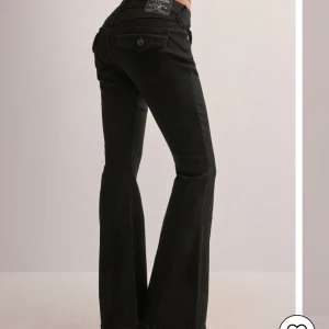 svarta true religion jeans!! - Snygga svarta true religion jeans i mycket bra skick, använda 1gång😊. Perfekta för både vardag och fest, och de ger en riktigt schysst siluett. Passar till allt från sneakers till klackar! Säljer då de inte passade mig, ny pris 1299