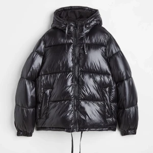 Pufferjacka med luva - Jacka som inte kommer till användning! Nyskick! Nypris 550kr, mitt pris 350kr!