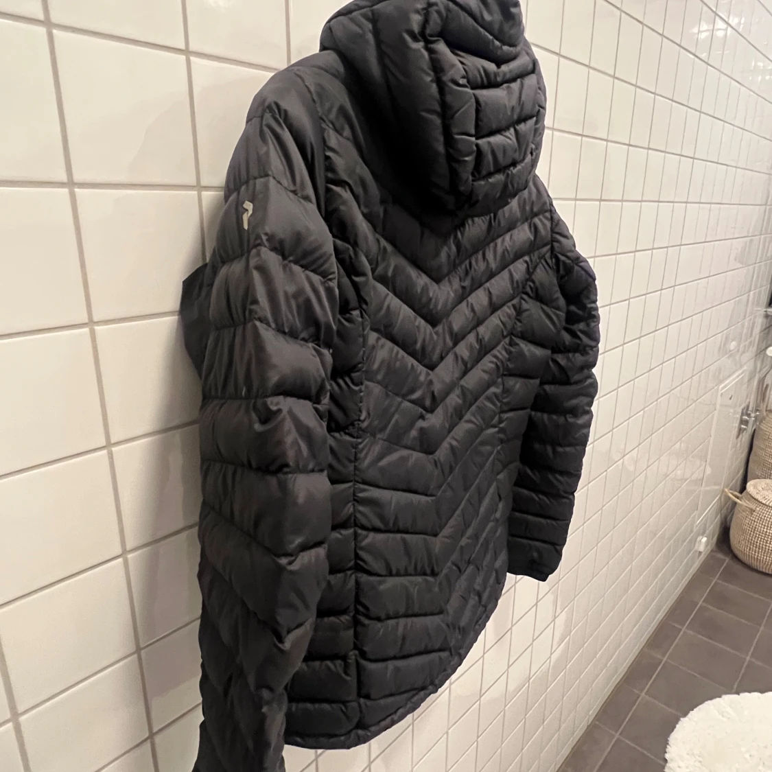 Svart dunjacka från Peak Performance - 91
