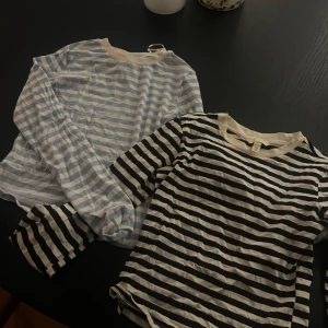 Randiga toppar hm  - Så söta tunna långärmade tröjor från hm i sotlek XS, typ aldrig använda 🤍150kr för båda