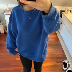 Blå oversized sweatshirt - Säljer då den inte kommit till användning💕