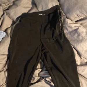 Svarta byxor från Bik Bok - Säljer ett par svarta byxor från Bik Bok i storlek 34. De är stilrena och passar perfekt för både vardag och fest. Byxorna har en bekväm passform och är gjorda i ett mjukt material. Perfekta för höst och vinter!