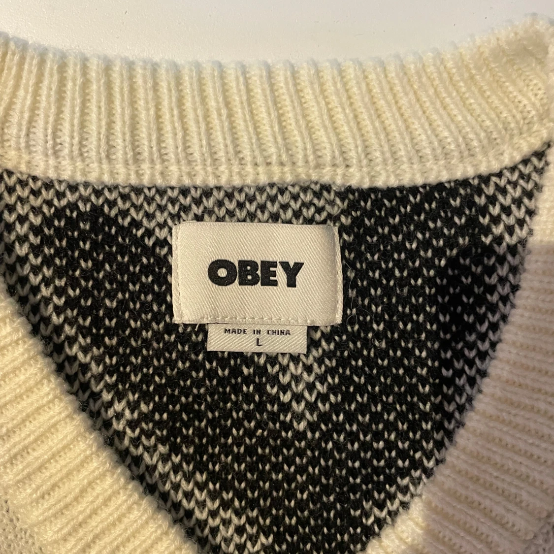 Vit och svart stickad väst från Obey - 91