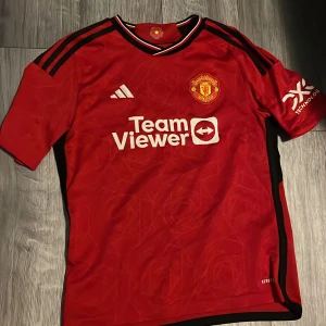 Röd Manchester United fotbollströja  - Säljer en röd Manchester United fotbollströja från Adidas i mycket bra skick 😁