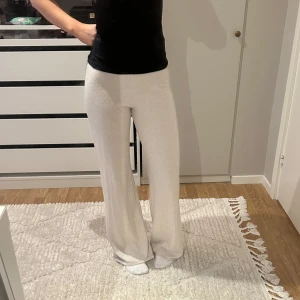 Lounge byxor beige - Superfina loungebyxor från bikbok. Använda 5 gånger. Fint skick men är något noppriga i materialet. Supermjuka! Helt slutsålda och går ej att få tag på längre