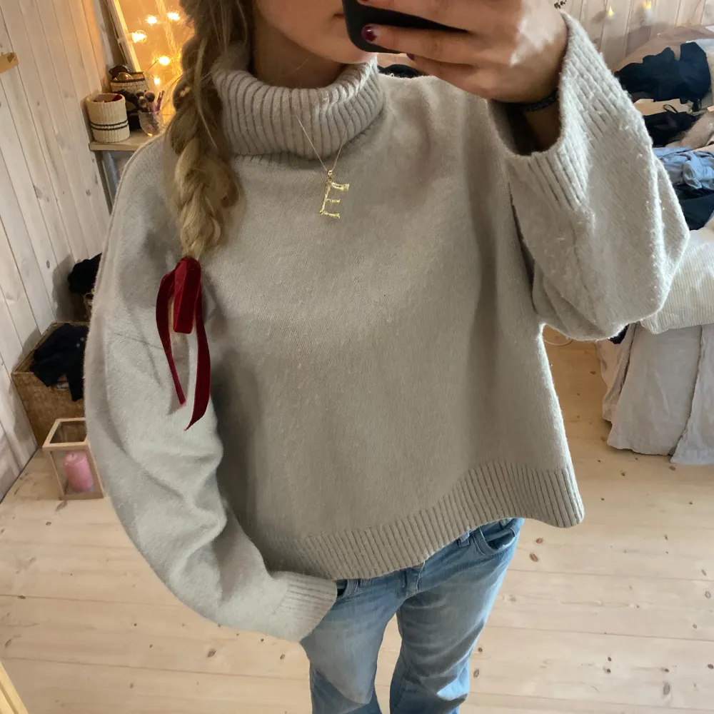 Mysig beige stickad polotröja perfekt för kyliga dagar❤️❤️lite nopprig. Tröjor & Koftor.