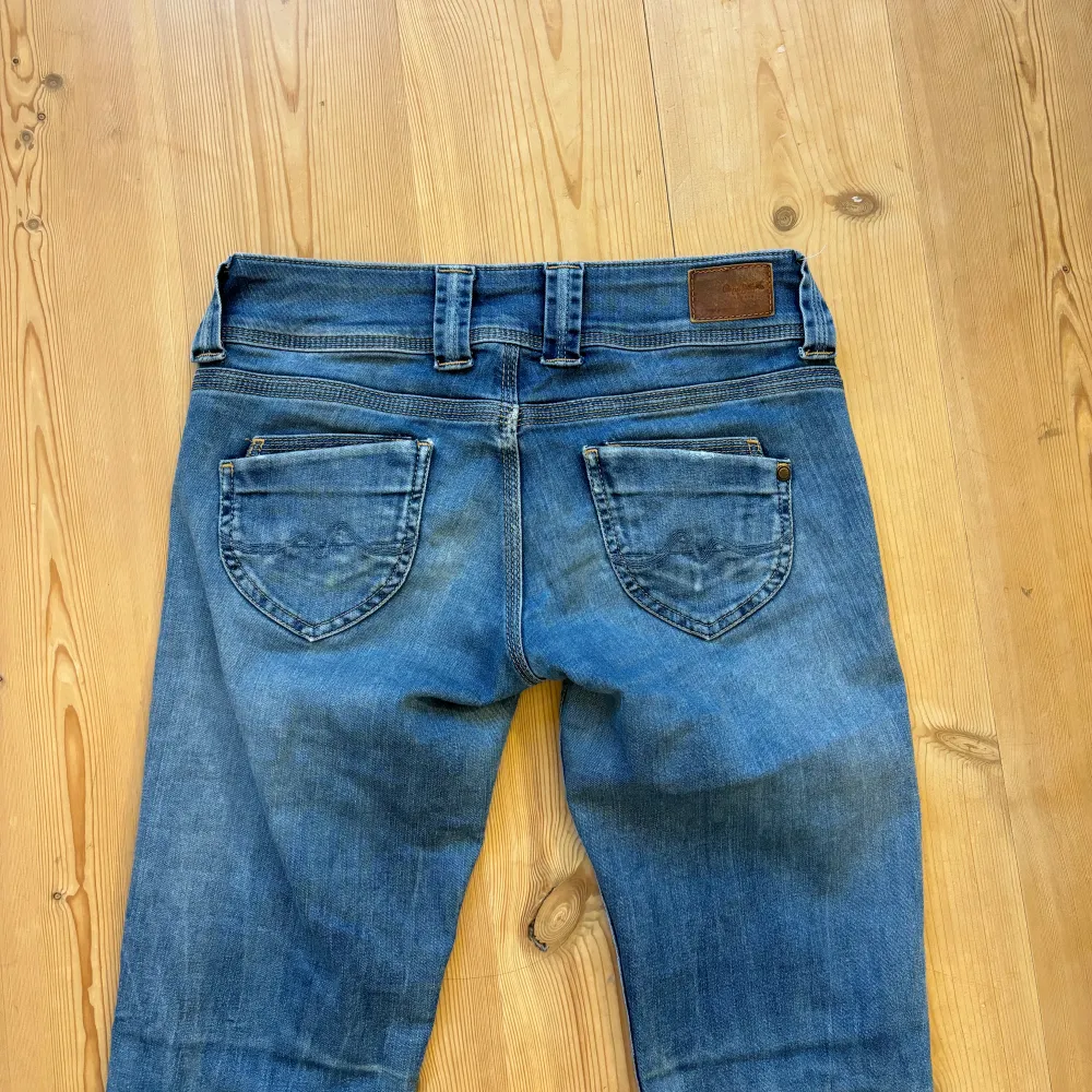 Jätte snygga blåa Peppe jeans med låg midja!  Köp på Zalando secondhand, som nya😍. Jeans & Byxor.