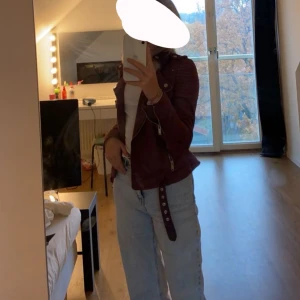 Vinröd skinnjacka - Säljer en snygg vinröd mockajacka som inte säljs längre. Perfekt för höst och vår,. Jackan är mer vinröd i verkligeheten och inte lika lila! Skriv om ni vill ha mer bilder så löser jag. 