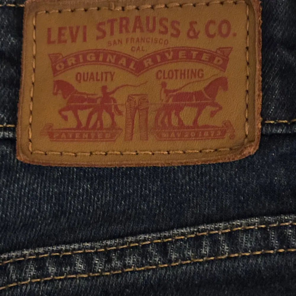 Säljer ett par snygga Levi's jeans i mörkblå denim. De är lågmidjade och har en klassisk straight fit. . Jeans & Byxor.