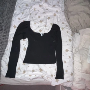 Jätte fin stickad svart tröja med v-ringning - Aldrig använd, jätte bra skick och perfekt nu när de är lite kallare, jag minns inte exakt hur mycket jag köpt den för men skulle gissa på ca 350. Den är i storlek M men passar både mindre och större!