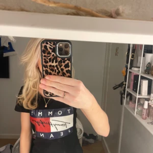Tommy hilfigher T-shirt - Säljer denna fina tröjan då ja inte använder den längre🥰superfint skick och inga märken som visar att den är använd💞💞