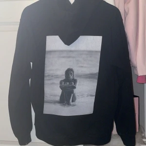 Hoodie med tryck - Snygg hoodie med tryck på baksidan! Hoodien har även en vanlig ficka på framsidan. Tveka ej att höra av dig om due intresserad🫶🏻