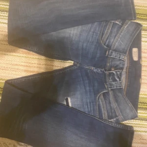 Lågmidjade straight jeans - Säljer ett par snygga blå jeans från pepe jeansi storlek W28/L32. 
