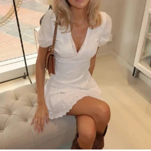 Zara klänning  - Säljer en superfin vit kortklänning med v-ringning och spetsdetaljer. Endast använd en gång, klänningen är i nyskick. 