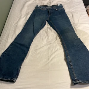Blå jeans från Gina Tricot - Säljer ett par mörk blå jeans från Gina Tricot i storlek 38. De har en klassisk femficksdesign och är i bra skick. Bara använt en gång då  dem inte passade mig❤️
