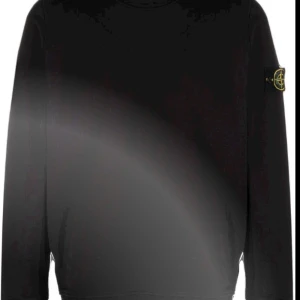 Svart tröja från Stone Island - Säljer denna svarta stone Island hoodie storlek L (stor i storlek) köpte den här på Plick. Den är äkta men är lite solblekt och patchen på armen är lite sådär övrigt är den i fint skick. Pris kan gå ner i snabb affär. Närmare bilder fås vid intresse.