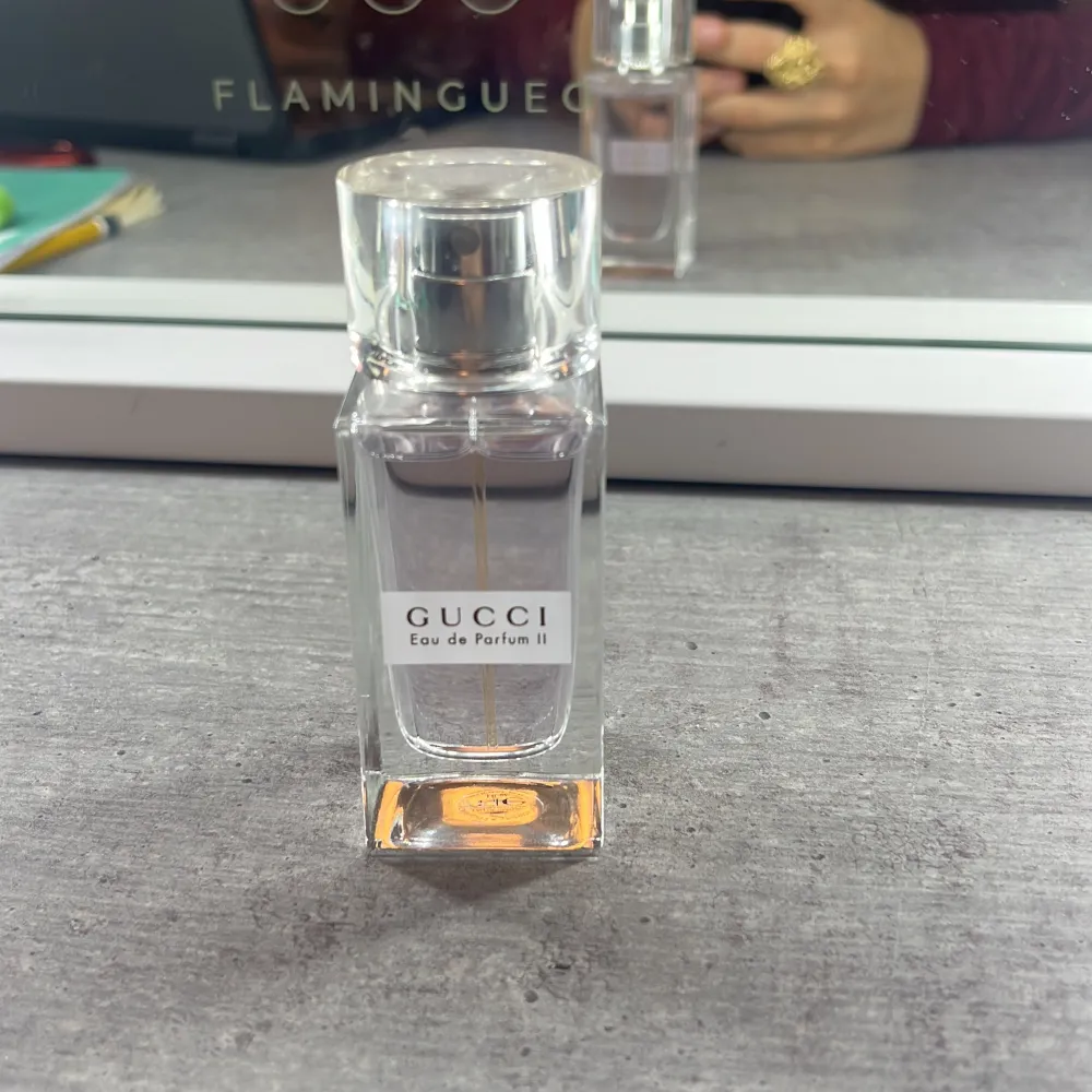 Säljer en elegant och stilren parfymflaska från Gucci, Eau de Parfum II. Flaskan är genomskinlig med en enkel och modern design, perfekt för den som gillar lyxiga dofter. Den är 30ml originellt och har knappt används. Kommer ej med originalförpackning. Jag vet inte vad den köptes för men har sett att den säljs för runt 600 nu. Pris kan självklart diskuteras 🫶. Parfym.