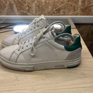 Axel Ariagto skor - Säljer supersnygga arigatos pga dom är för stora för mig. Skick 9/10. Nästan aldrig använda. Nypris 1900kr. Mitt pris 1000kr.