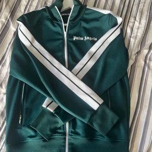 Palm angels  - Tjena, säljer en snygg grön track jacket från Palm Angels. Jackan är i mycket bra skick. Storleken är Medium. Mvh/ Elliot 
