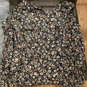Fin blus!!!  Storlek 152! Bra skick☺️ - Fin blus för tjejer/kvinnor. storlek 152 bra skick! Knappt använd kom med prisförslaggg!!