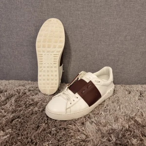 Valentino open  - Jättefina Valentino opens I superfint skick! Skorna är i strl. 42.5. Tyvärr inget OG. Vid frågor eller fler bilder är det bara att skriva//Kba_Closet 