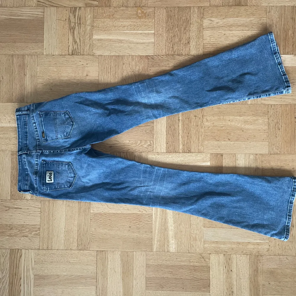 Säljer ett par såå snygga blå Lois jeans i mycket bra skick. De är i den populära modellen Raval, som är deras bootcut modell! Byxorna är lite stretchiga, nypris 1800kr, Storlek w 27 l34. Midjemått: 73cm innerbenslängd: 86cm. Farkut & Housut.