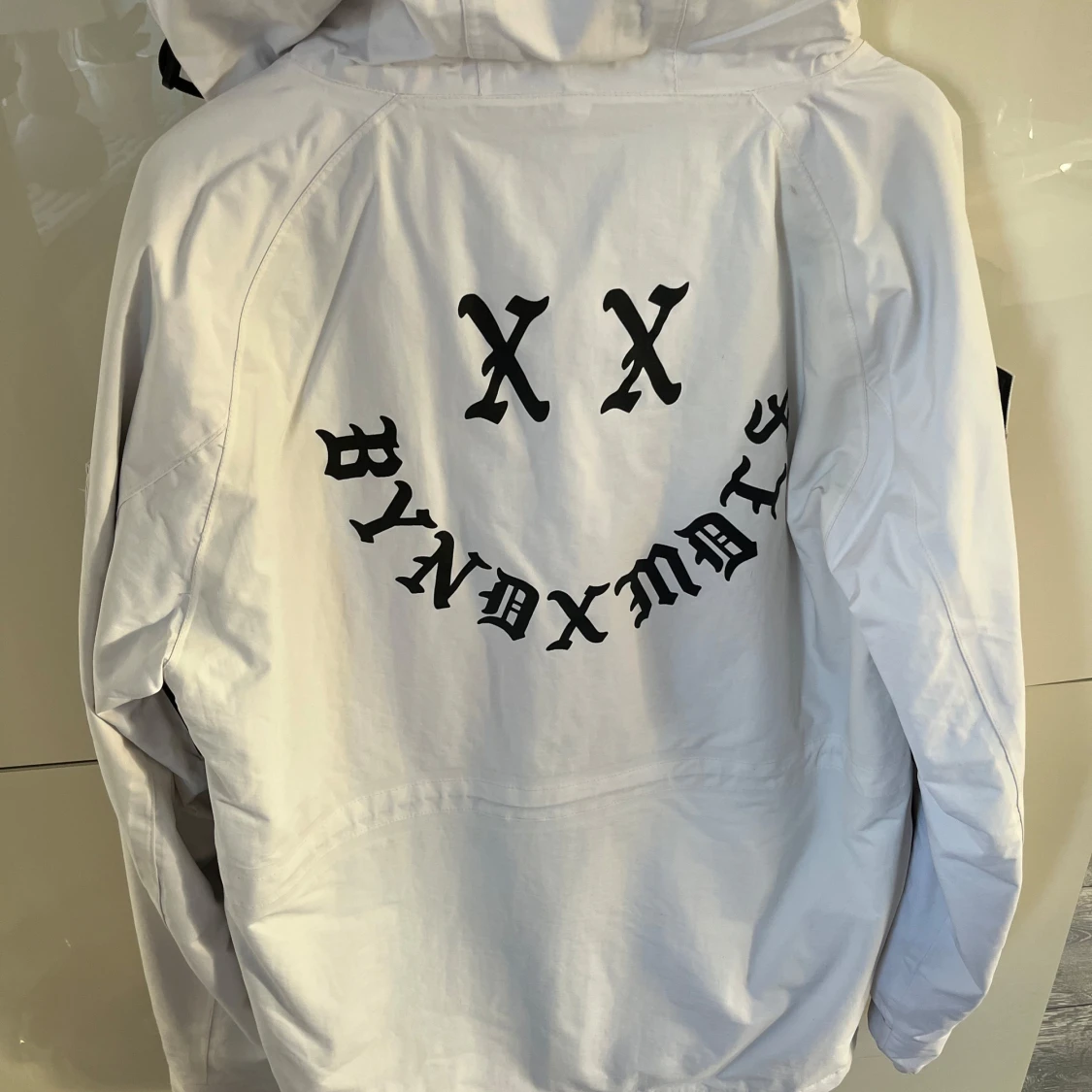 Vit vindjacka från Dope - 90