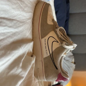 Nike air force special edition  - Nike air force special edition. Väldigt sällsynta. Använda men väldigt försiktigt. Creasemönster finns men väldigt lite. Har alltid burits med creaseskydd. Bortsett från det är skon i bra skick. Average sail price på stockx är 2250kr. Pågrund av det lilla crease mönstret så går jag ner med en 1000 lapp. Pris kan diskuteras 