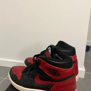 Jordan 1 bred banned  - Hej säljer en j1 retro high som är köpt i 2016 kvitto o box finns 