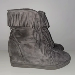 Grå skor med kilklack och fransar  - Bra skick. Väldigt bekväma att gå i! Passar 39/40