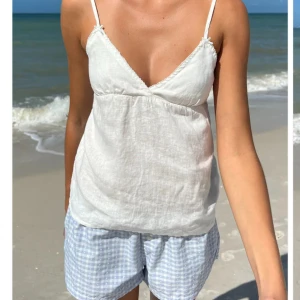 Ljus rosa topp  - Ett ljus rosa linne från brandy melville💕 endast använd 1 gång därför säljer ja!! 