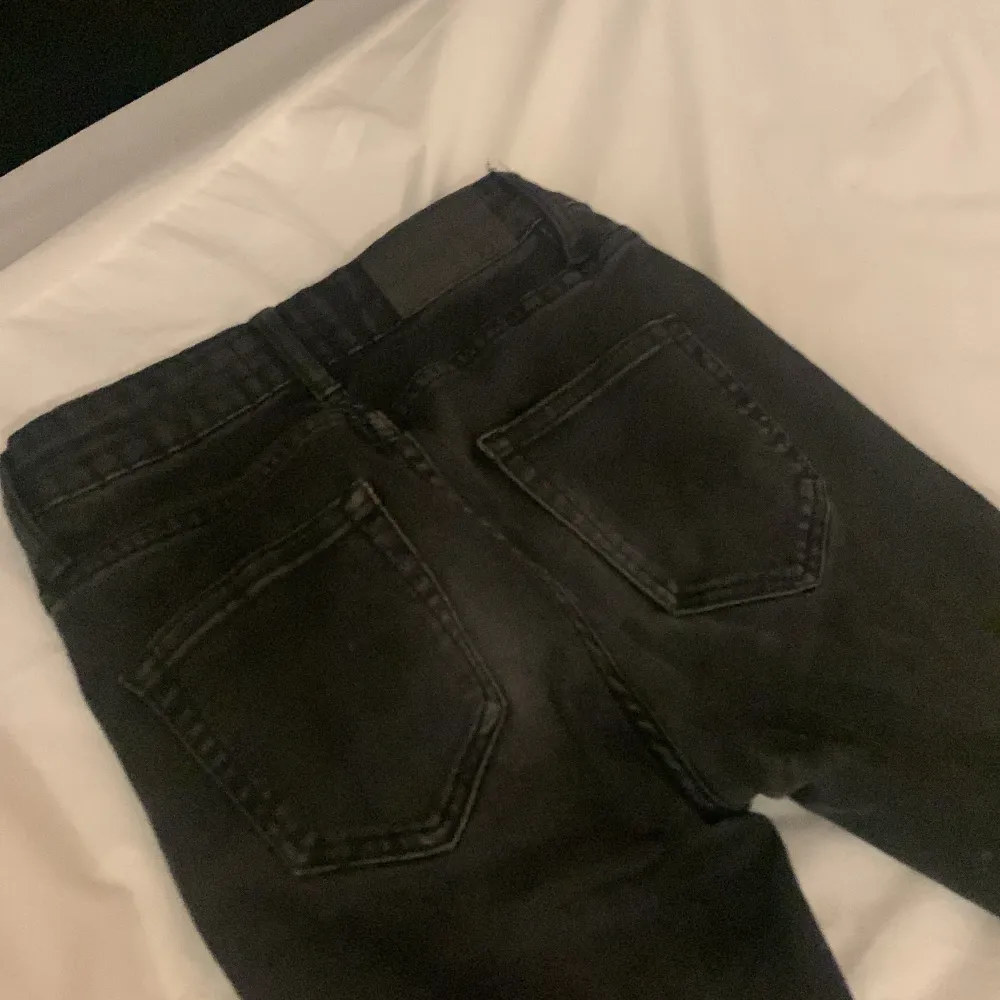 Säljer ett par svarta barn bootcut jeans från lager 157 i bra skick. Storlek 150. De har en klassisk femficksdesign och är perfekta för både vardag och fest. Jeansen har en snygg passform och är gjorda i ett bekvämt material. Perfekta för höst och vinter! . Jeans & Byxor.