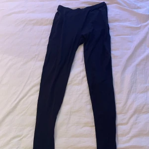 Svarta leggings från Lager 157 - Svarta leggings i utmärkt skick, möjligtvis använda någon gång. Inga hål eller defekter. Jag har två par, du kan köpa ett par för 49 kr eller båda för 79 kr. 🫶