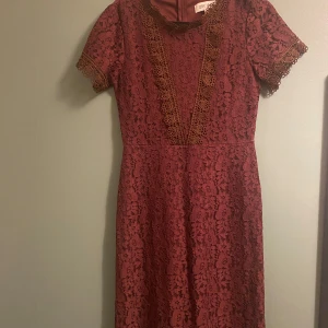 Vinröd spetsklänning från Dry Lake - Säljer en superfin vinröd klänning från Dry Lake i storlek S. Den har ett vackert spetsmönster och korta ärmar. Använt bara några gånger.