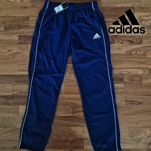 Oanvänd Marinblåa Adidas Mjukisbyxor - Säljer dessa helt oanvända marinblåa mjukisbyxor från Adidas, med prislapp med. De är I storlek M. Säljer de för 229:-