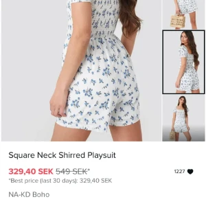 Blommig playsuit med fyrkantig hals från NA-KD - Superfin blommig playsuit från NA-KD med fyrkantig hals och shirred detalj. Den är vit med blå blommor och har korta ärmar. Perfekt för sommardagar eller en avslappnad vårutflykt. Bekväm och stilren design som passar till många tillfällen! Slutsåld på deras hemsida och mycket populär💞💗