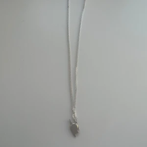 Maria Nilsdotter halsband - Superfint halsband från Maria Nilsdotter som är i väldigt bra skick! Nypris 2295, kvitto finns, köpt i deras butik i Stockholm!