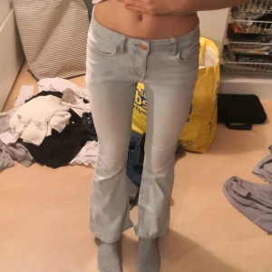 Ljusblå jeans från Lindex - Säljer ett par ljusblå jeans från Lindex i storlek EUR 152. De har en bootcut-stil och är i bra skick. Perfekta för vår och sommar. byxorna har även jätte bra passform. 🦋