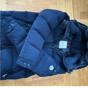 Moncler montgenevre  - Säljer en Moncler montegenvre jacka nypris runt 20000kr storleken är 2 de är moncler storleken men den är en medium passar för dom som är cirka 175 