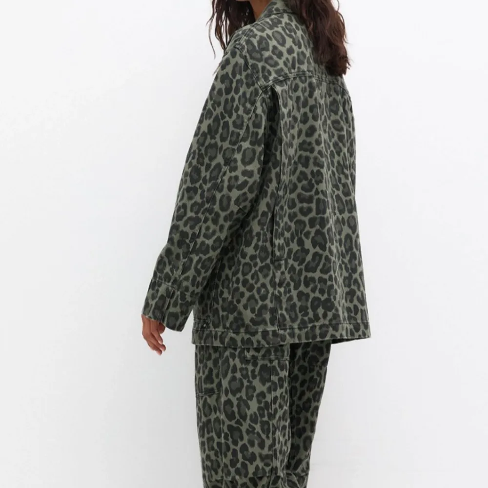 Säljer en cool grön leopardmönstrad jacka i oversized stil. Jackan har långa ärmar och knappar framtill. Aldrig använd. Nypris 500kr. Jackor.