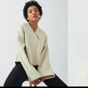 Beige omlott tröja - Säljer en superfin beige omlott tröja med en stilren design. Den har långa ärmar och en lös passform🩷