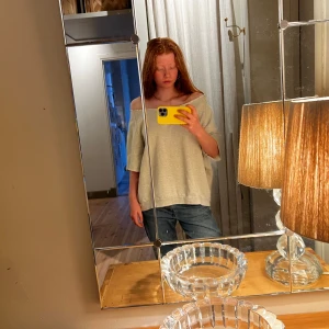 Grå oversized T-shirt från Acne - Grå oversized T-shirt från acne i bra skick. Den är i storlek S och är i bra skick. 